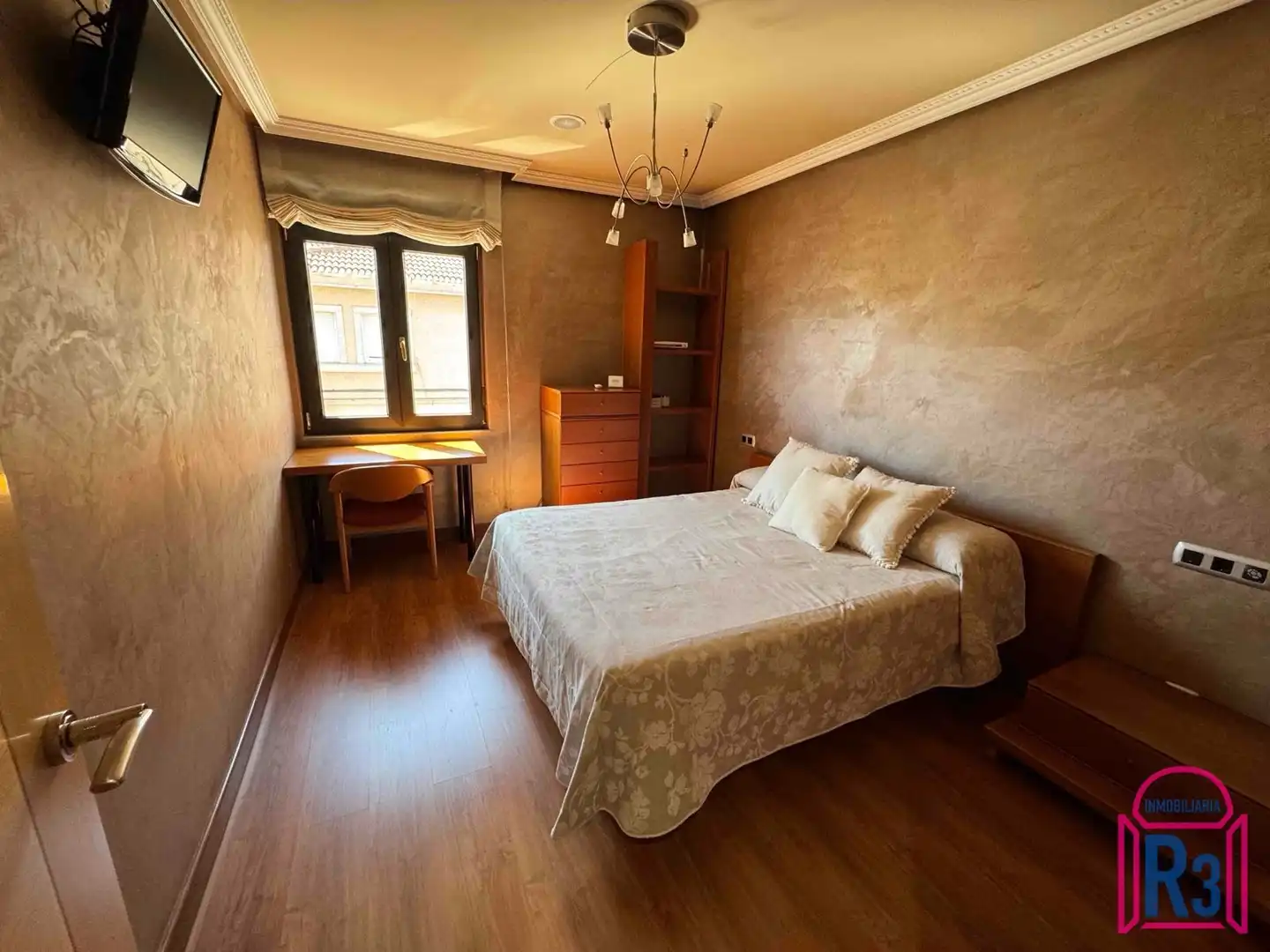 Dormitori de Casa o xalet en venda en León Capital  amb Calefacció, Terrassa i Traster