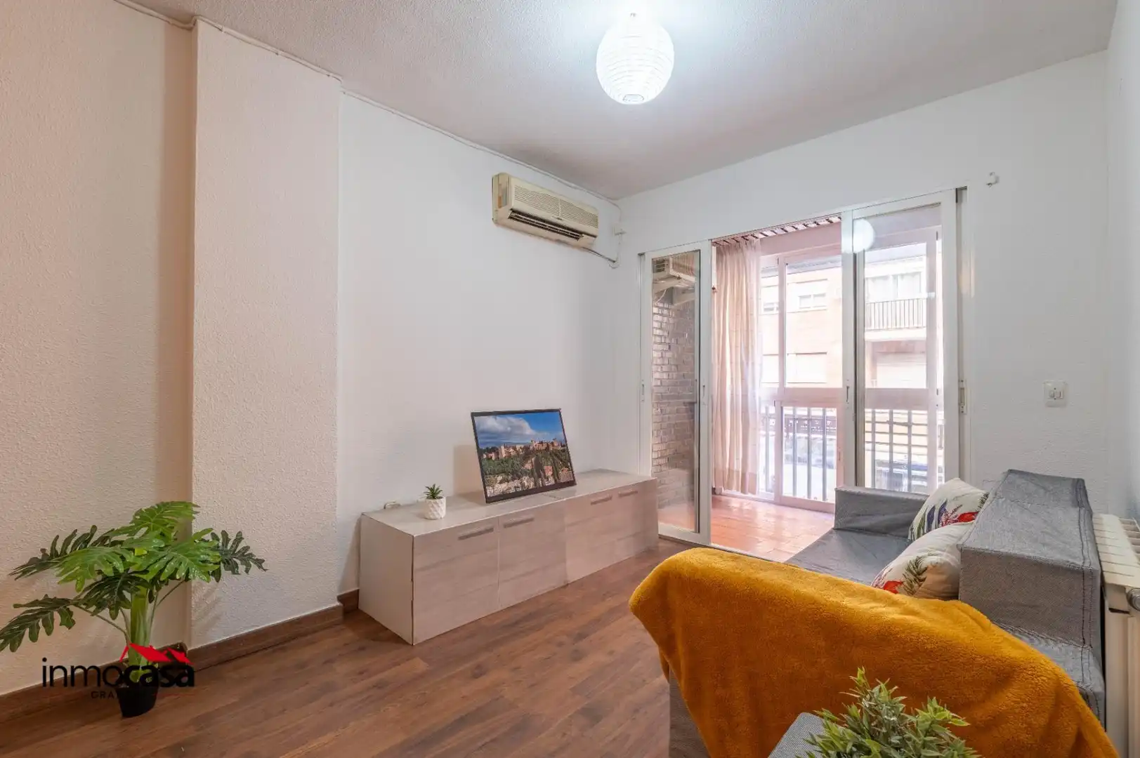 Living room of Flat for sale in Granada  with Air Conditioner, Heating and Balcony