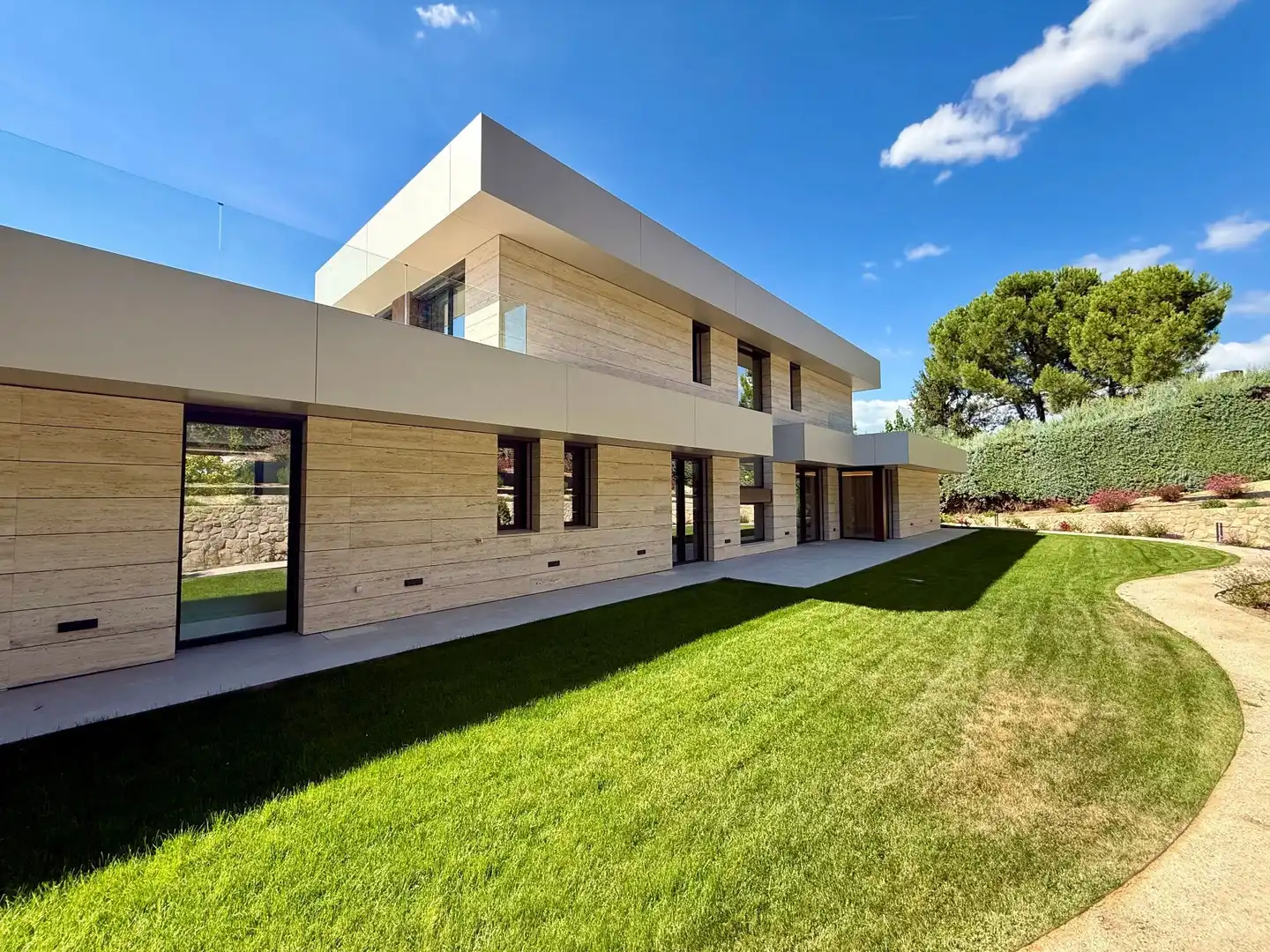 Vista exterior de Casa o xalet en venda en Boadilla del Monte amb Calefacció i Jardí privat