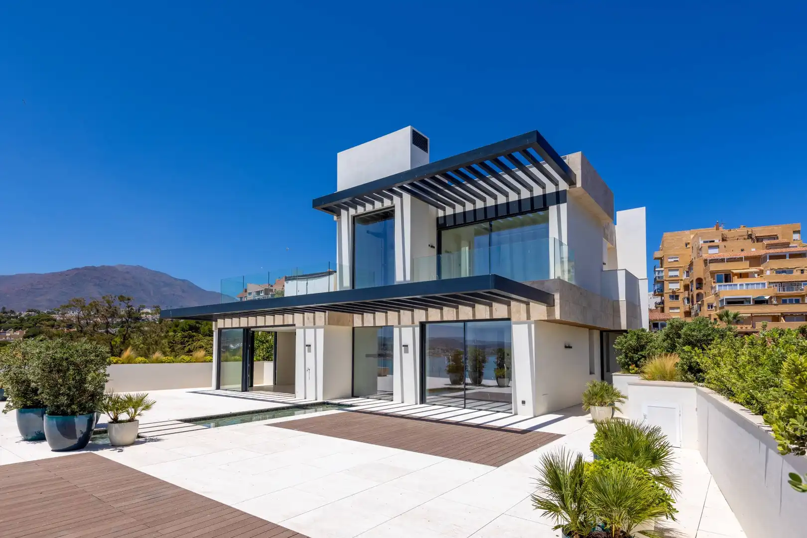 Vista exterior de Ático en venta en Estepona con Aire acondicionado, Calefacción y Terraza