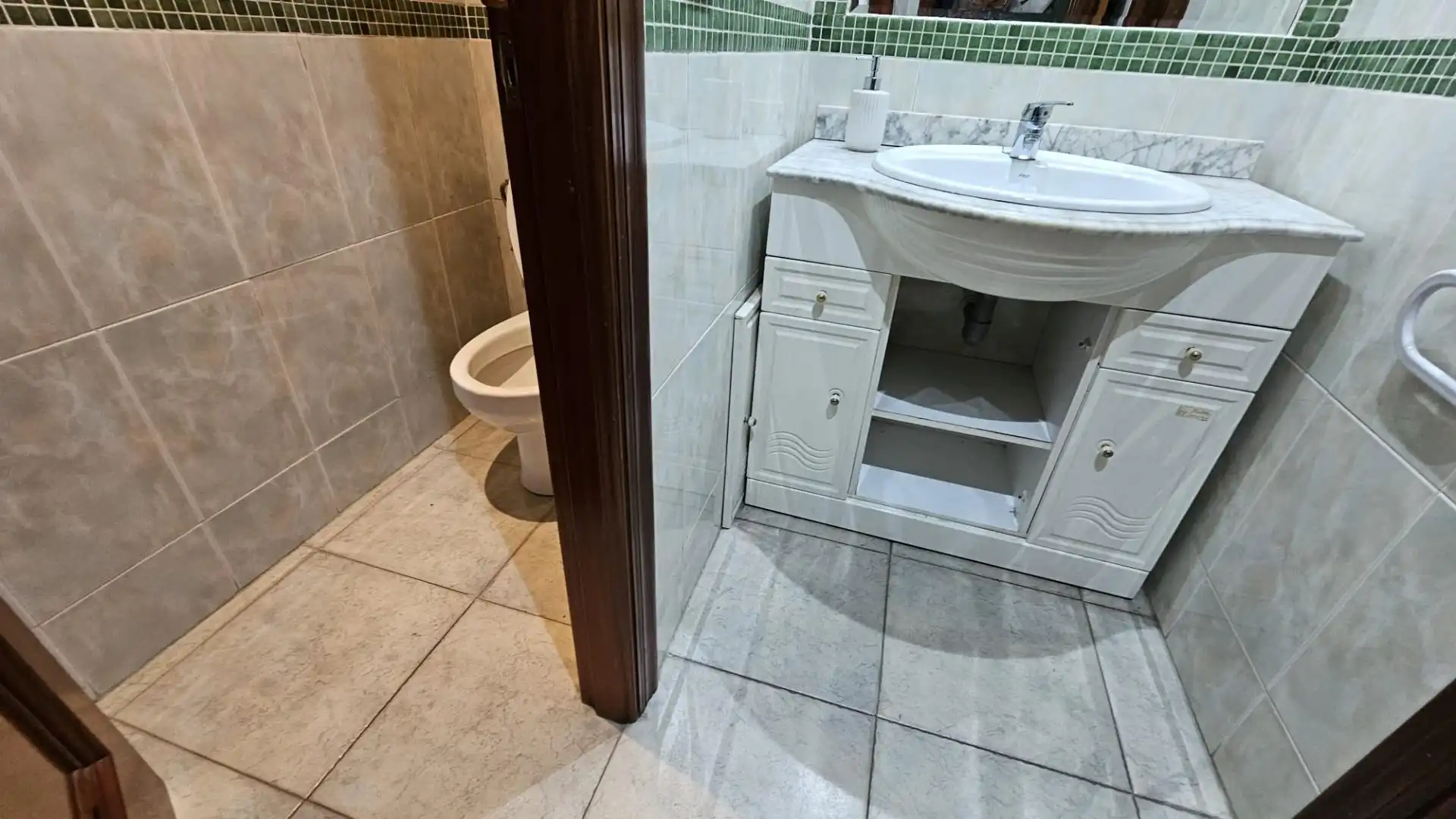 Badezimmer von Fabrikhallen zur Miete in Córdoba