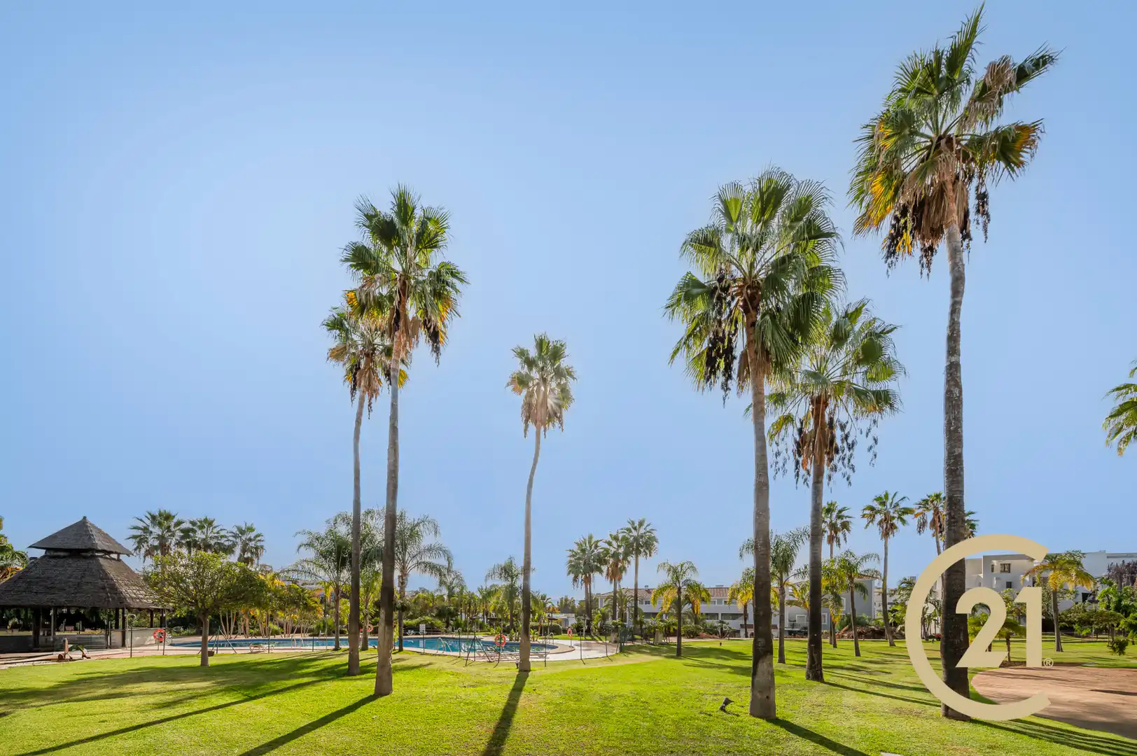 Jardí de Dúplex en venda en Estepona amb Aire condicionat, Terrassa i Moblat