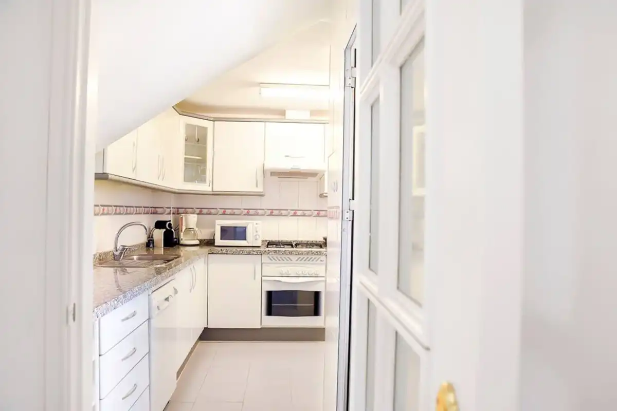 Cocina de Dúplex de alquiler en Marbella con Terraza y Piscina comunitaria