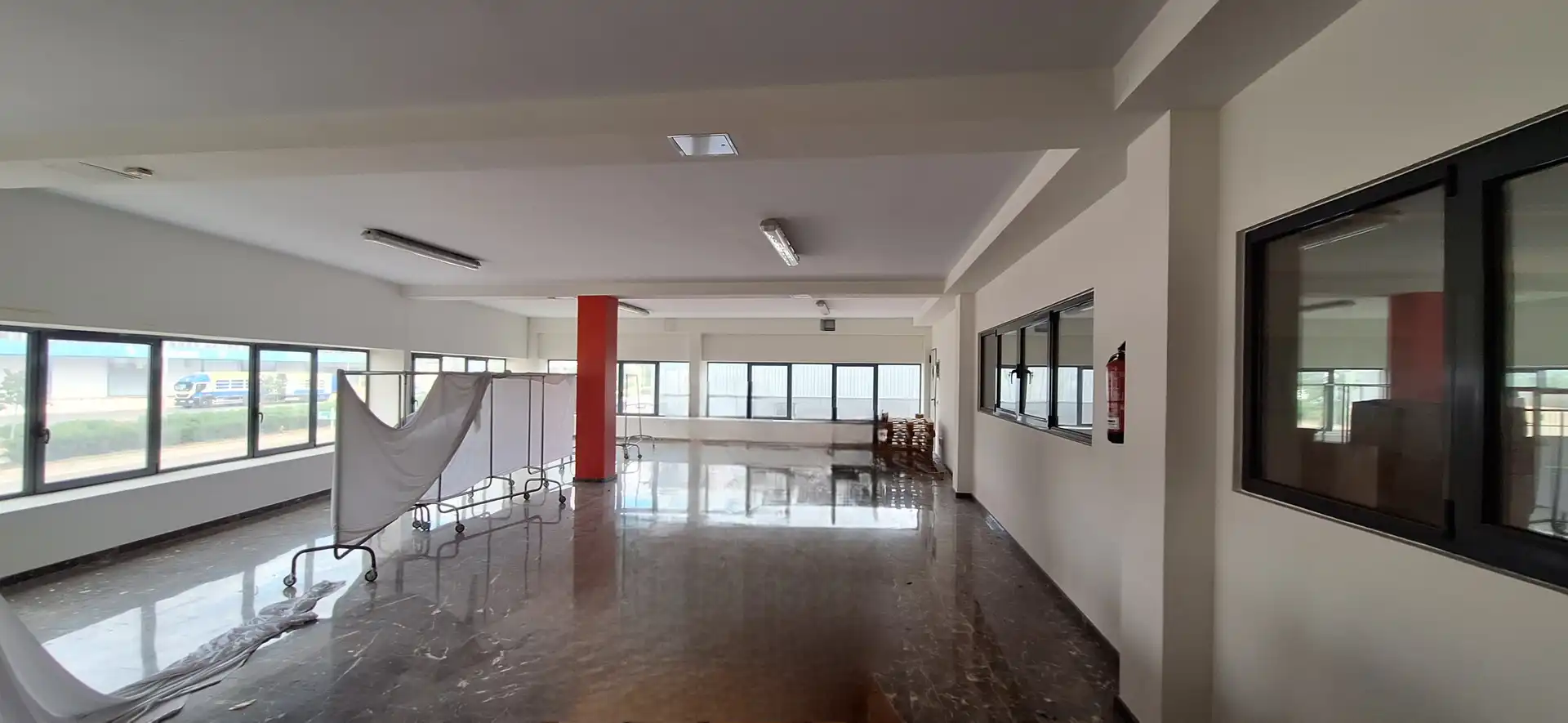 Industrial buildings for rent in La Pobla de Farnals