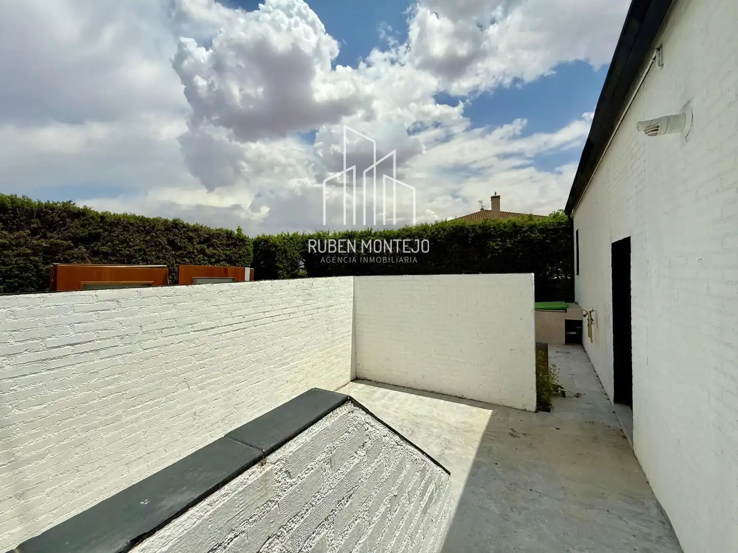 Vista exterior de Casa o xalet en venda en Carbajosa de la Sagrada amb Calefacció, Jardí privat i Piscina