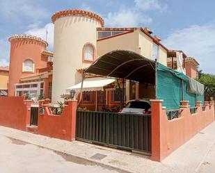 Vista exterior de Casa o xalet en venda en Orihuela amb Aire condicionat, Terrassa i Piscina