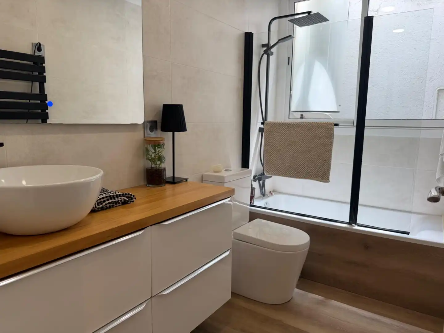 Badezimmer von Dachboden zum Verkauf in Mataró mit Klimaanlage, Heizung und Parkett