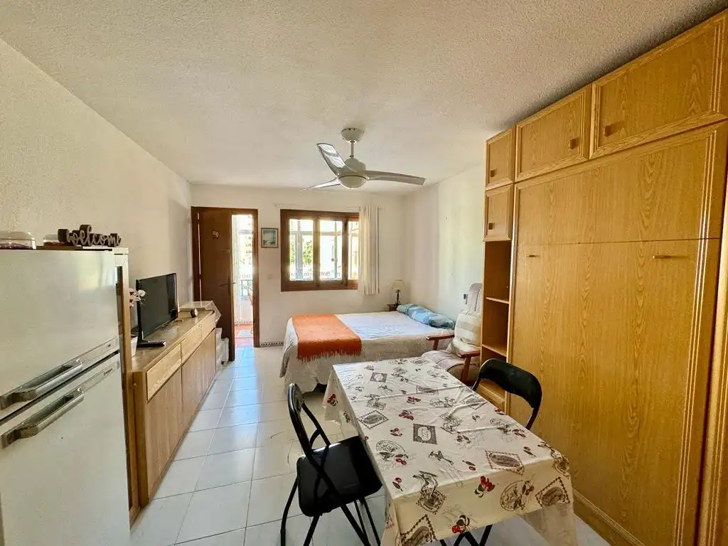 Schlafzimmer von Wohnung zur Miete in Torrevieja mit Klimaanlage, Terrasse und Schwimmbad
