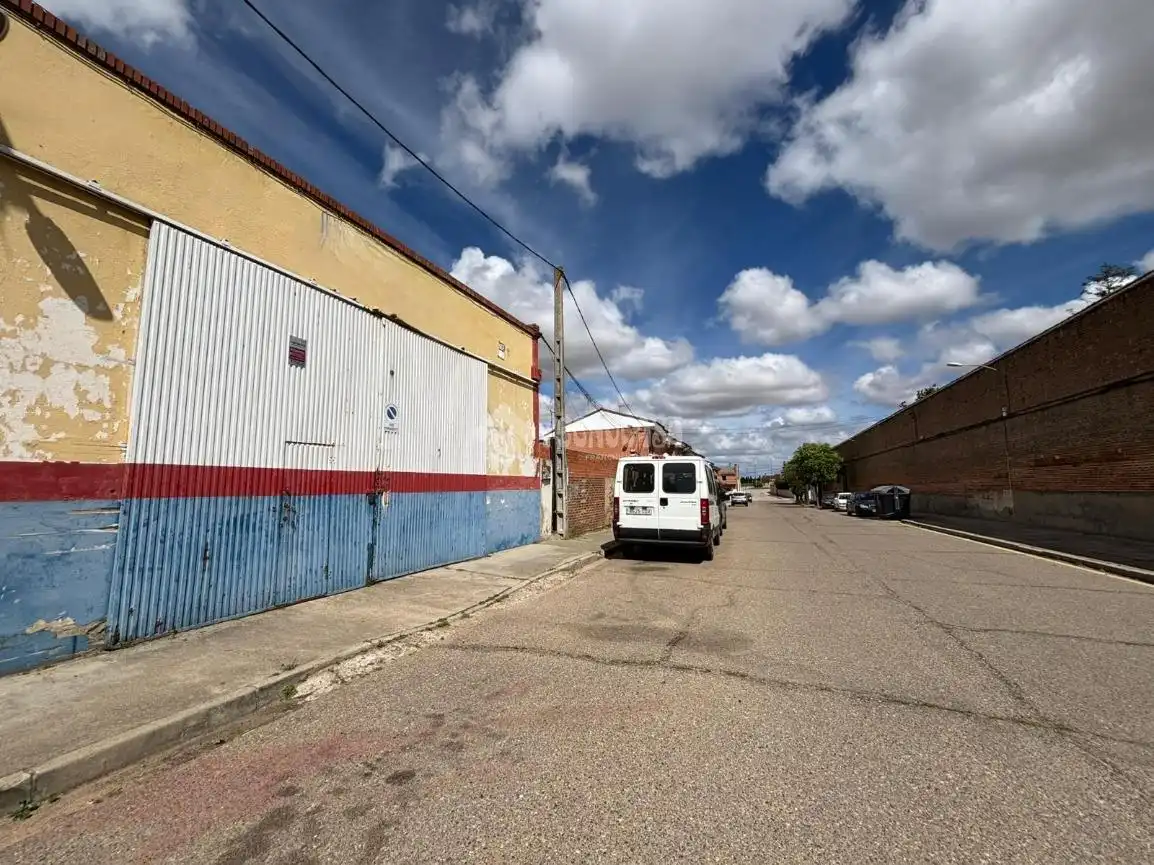 Vista exterior de Local en venta en Nava del Rey