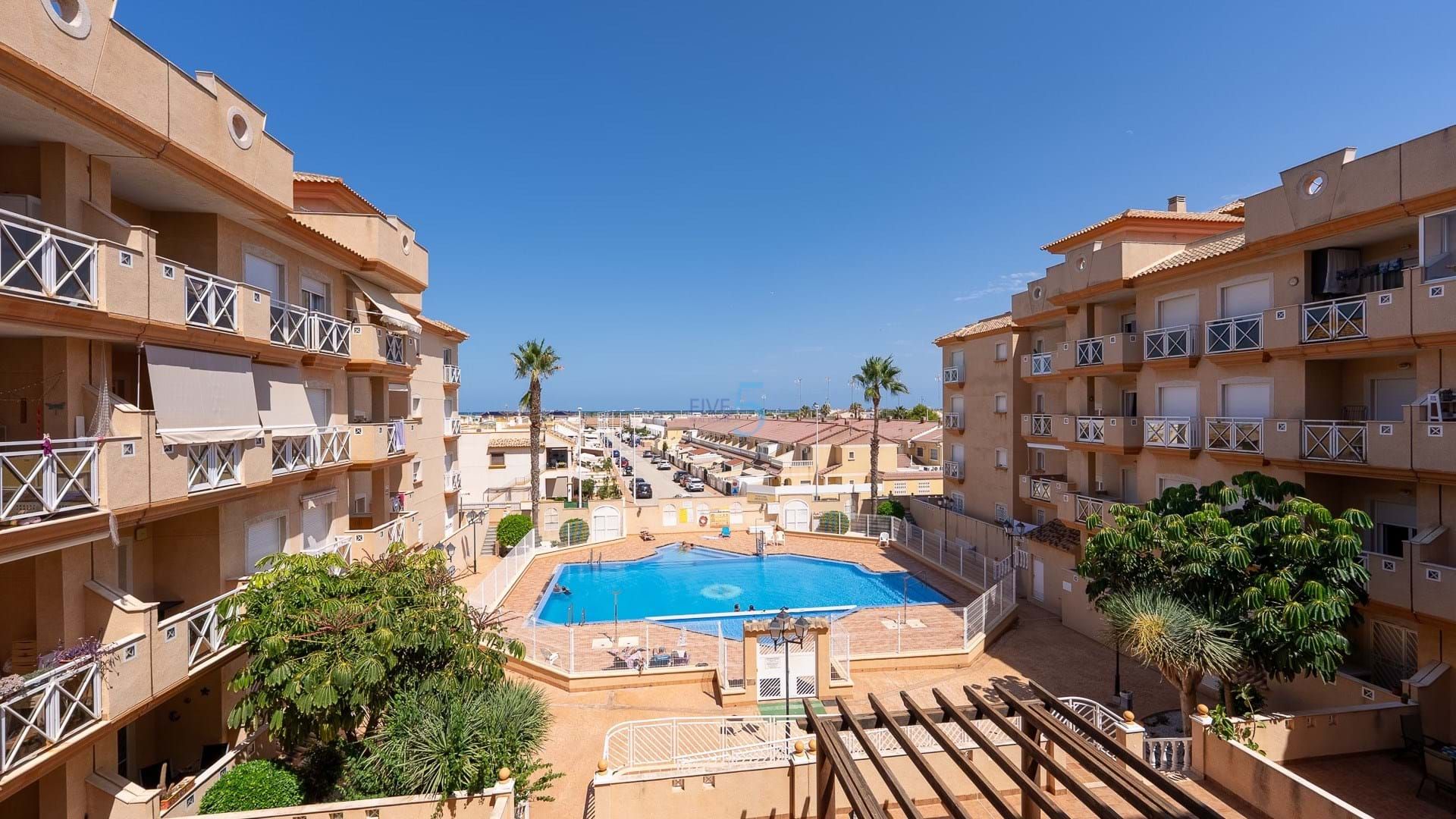Vista exterior de Piso en venta en San Pedro del Pinatar con Aire acondicionado, Calefacción y Piscina