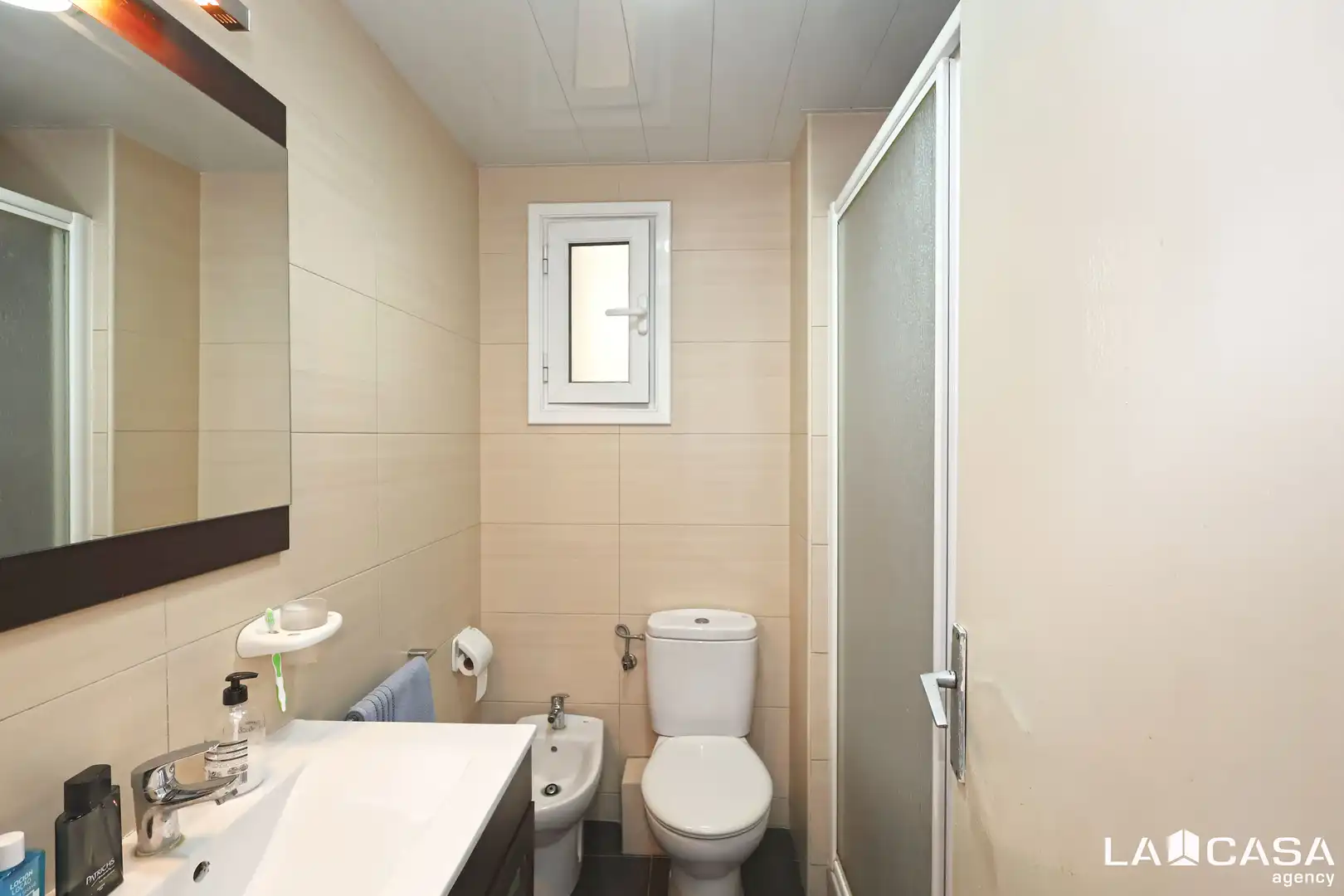 Baño de Ático en venta en L'Hospitalet de Llobregat con Calefacción, Terraza y Balcón