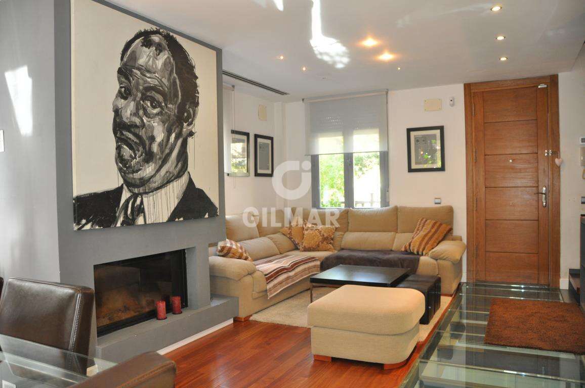 Living room of Single-family semi-detached for sale in  Madrid Capital  with Heating, Private garden and Swimming Pool