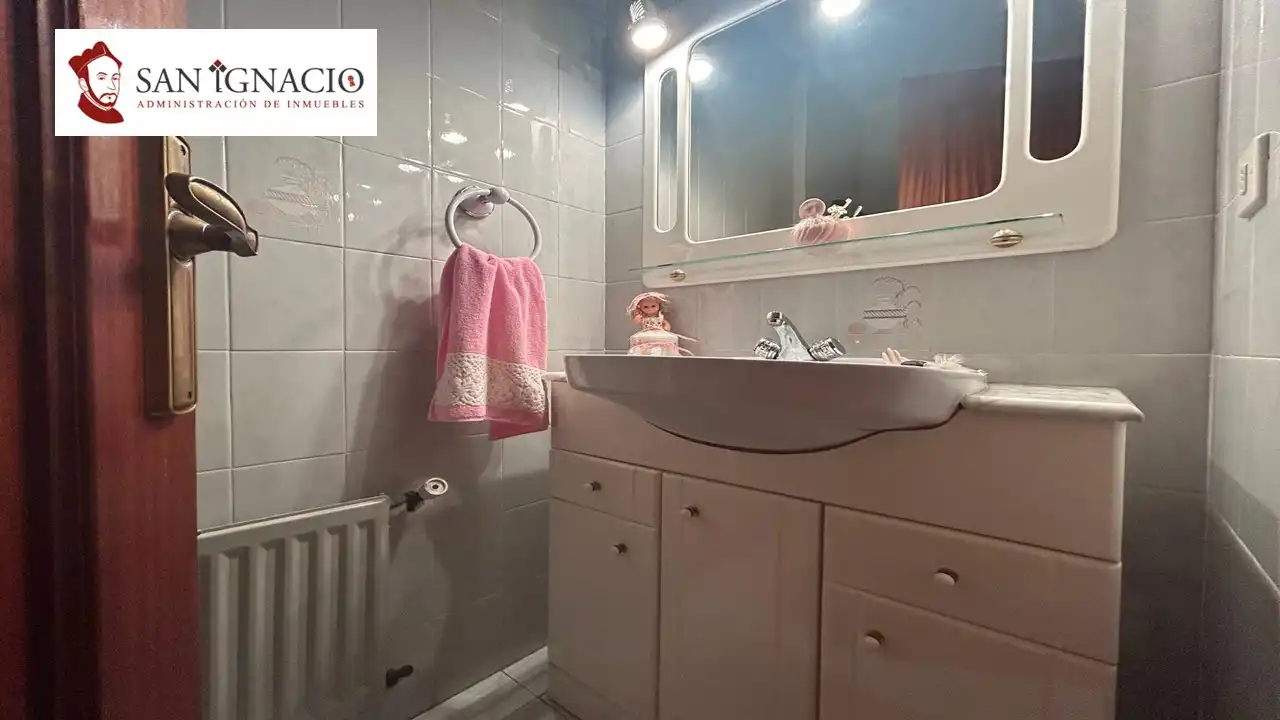 Bany de Pis en venda en Villarcayo de Merindad de Castilla la Vieja amb Calefacció i Moblat