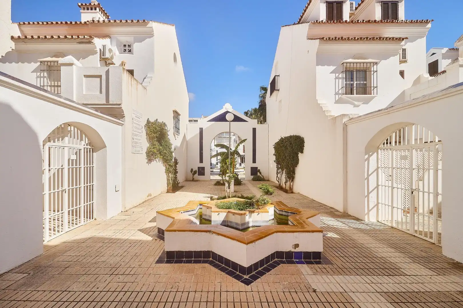 Exterior view of Flat for sale in Fuengirola  with Air Conditioner, Terrace and Community pool