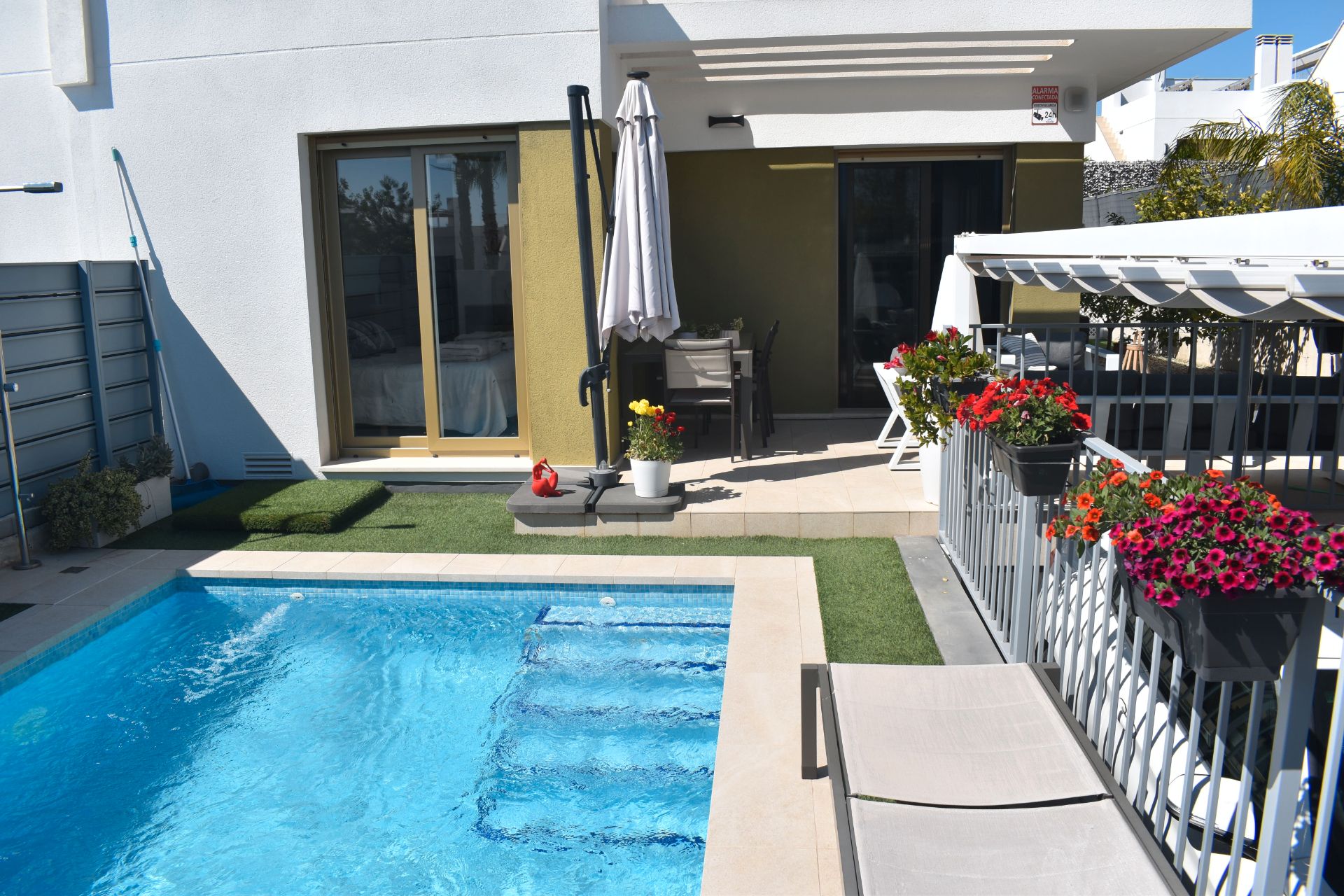 Piscina de Casa adosada en venda en Orihuela amb Aire condicionat, Calefacció i Jardí privat