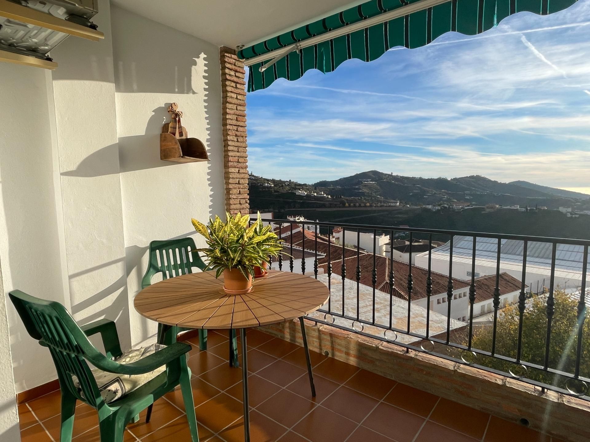 Vista exterior de Pis en venda en Cómpeta amb Terrassa i Piscina comunitària