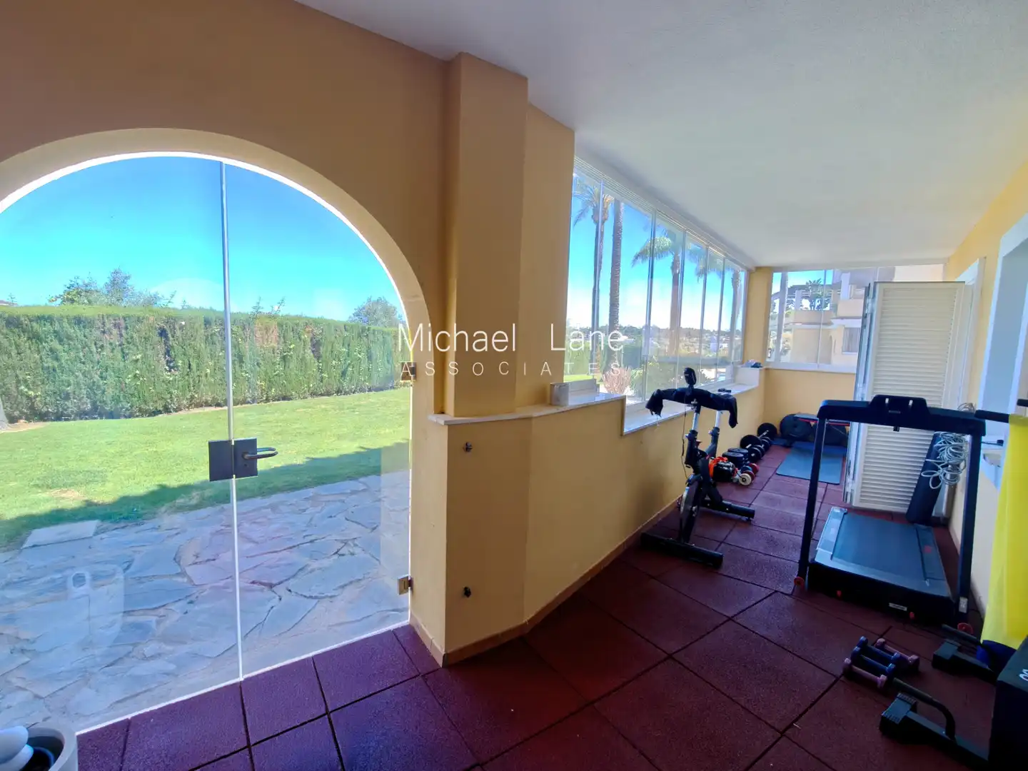 Terrasse von Wohnung zum Verkauf in Sotogrande mit Klimaanlage, Privatgarten und Terrasse