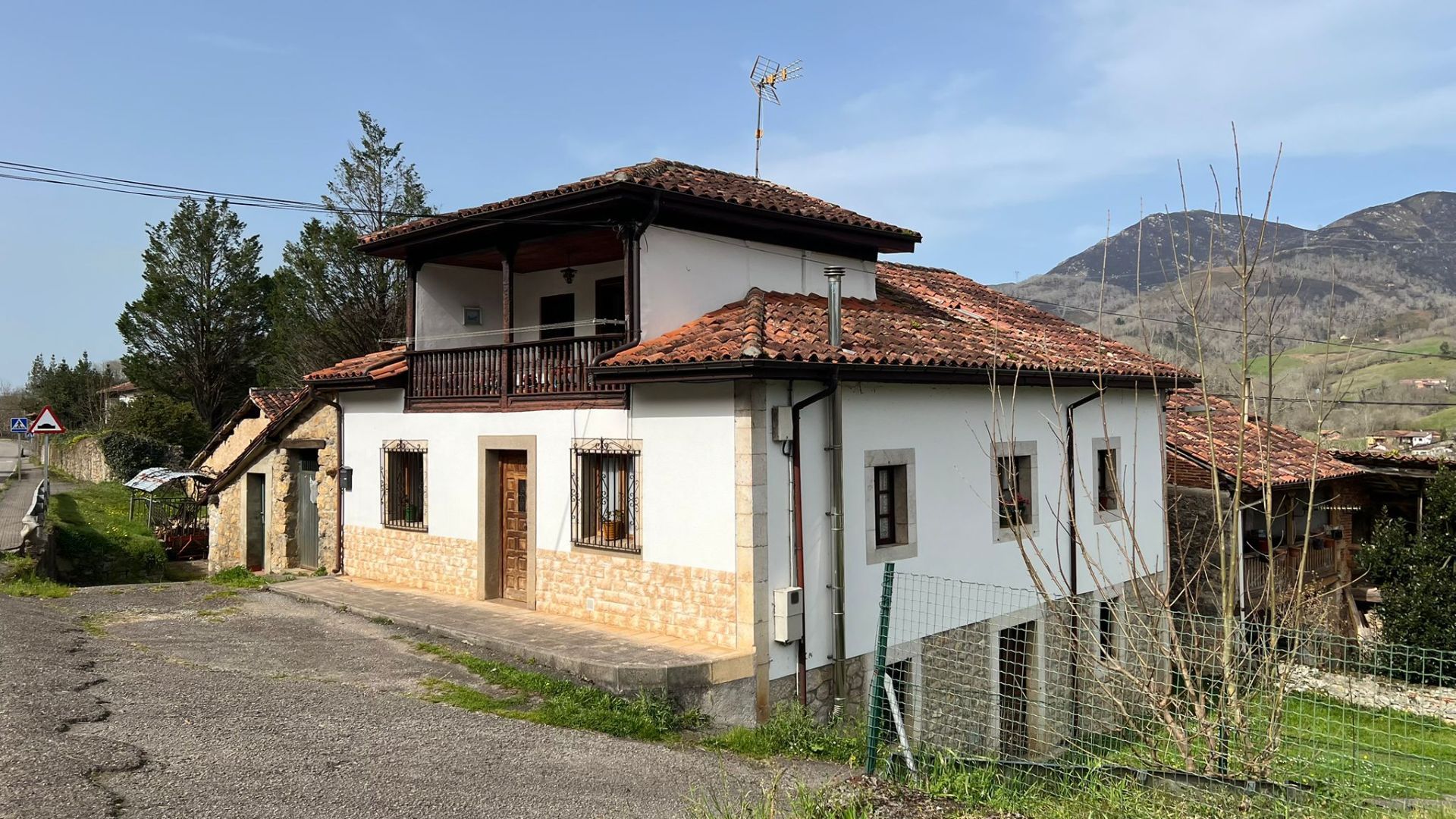 Vista exterior de Casa o chalet en venta en Onís con Calefacción