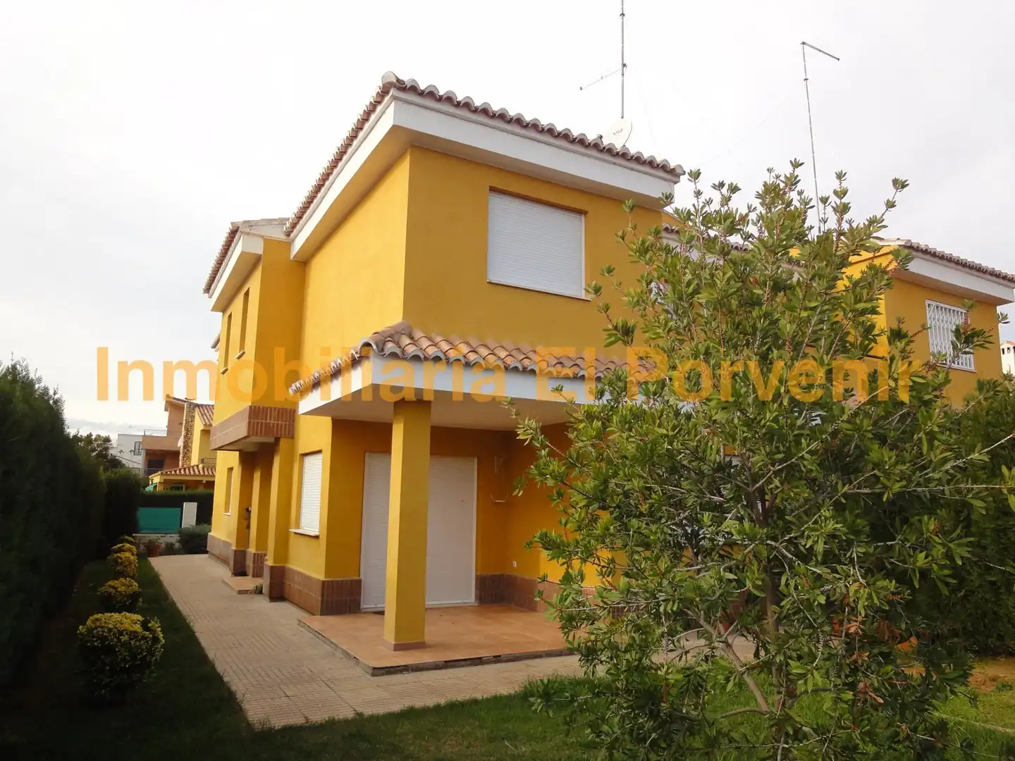 Vista exterior de Casa adosada en venta en Torrent con Calefacción, Jardín privado y Terraza
