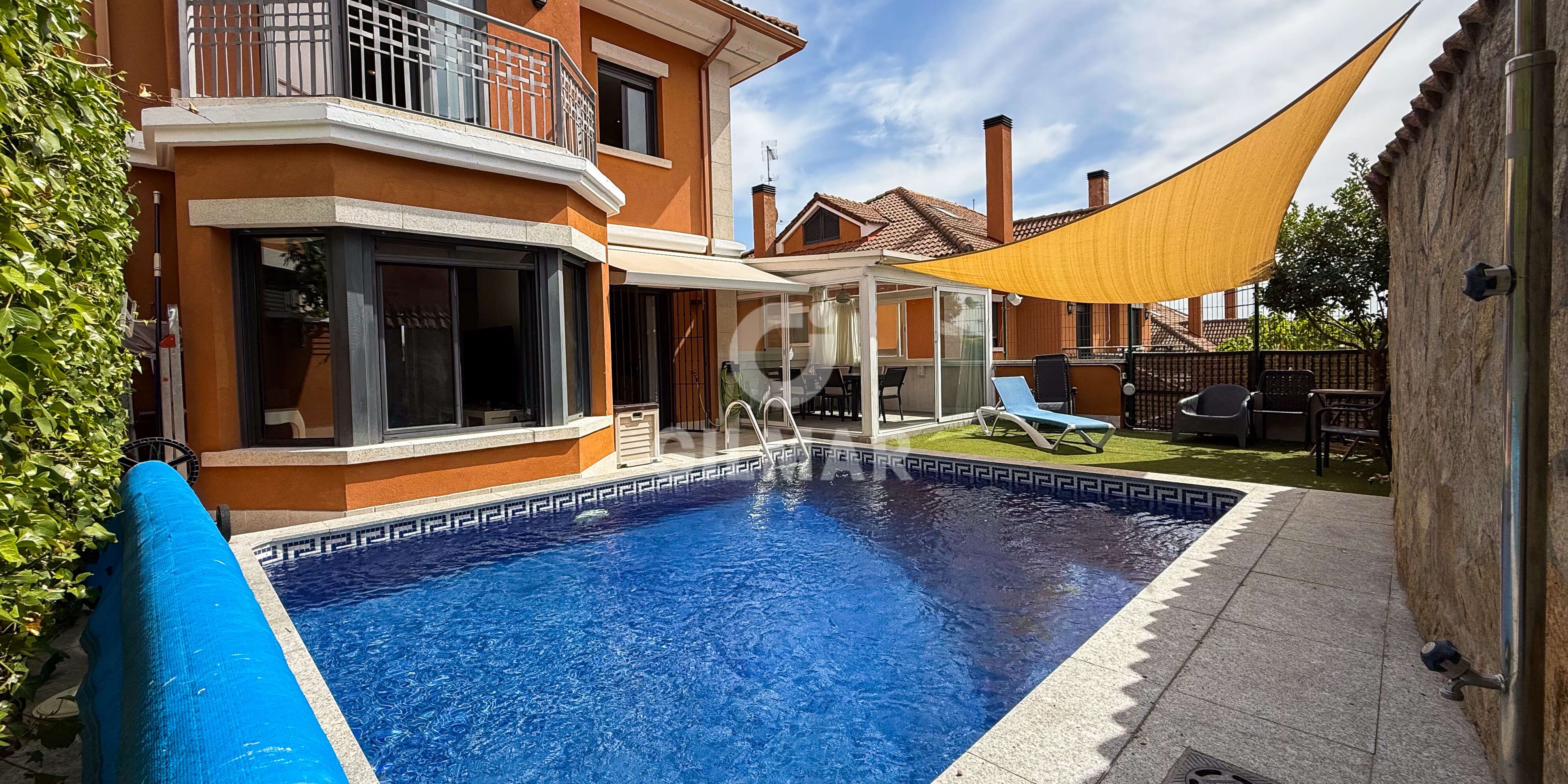 Piscina de Casa adosada en venta en San Lorenzo de El Escorial con Calefacción, Jardín privado y Piscina