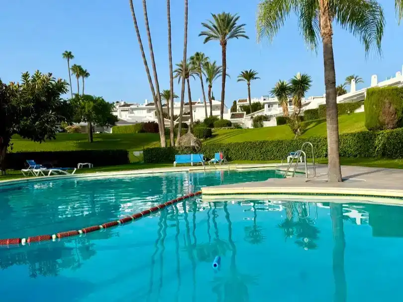 Piscina de Piso de alquiler en Marbella con Aire acondicionado, Jardín privado y Piscina