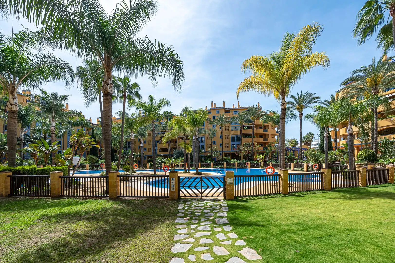 Vista exterior de Apartamento en venta en Marbella con Aire acondicionado, Jardín privado y Horno