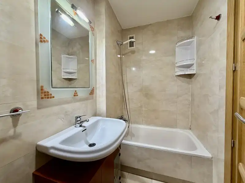 Bathroom of Flat for sale in Madrid  with Air Conditioner and Heating