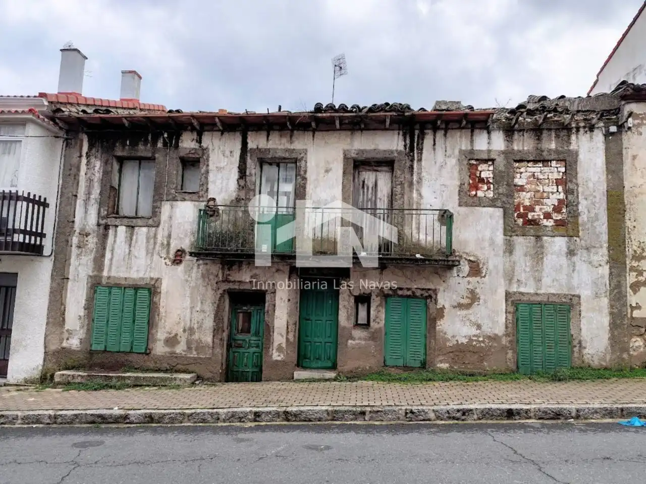 Vista exterior de Casa o xalet en venda en Las Navas del Marqués  amb Jardí privat