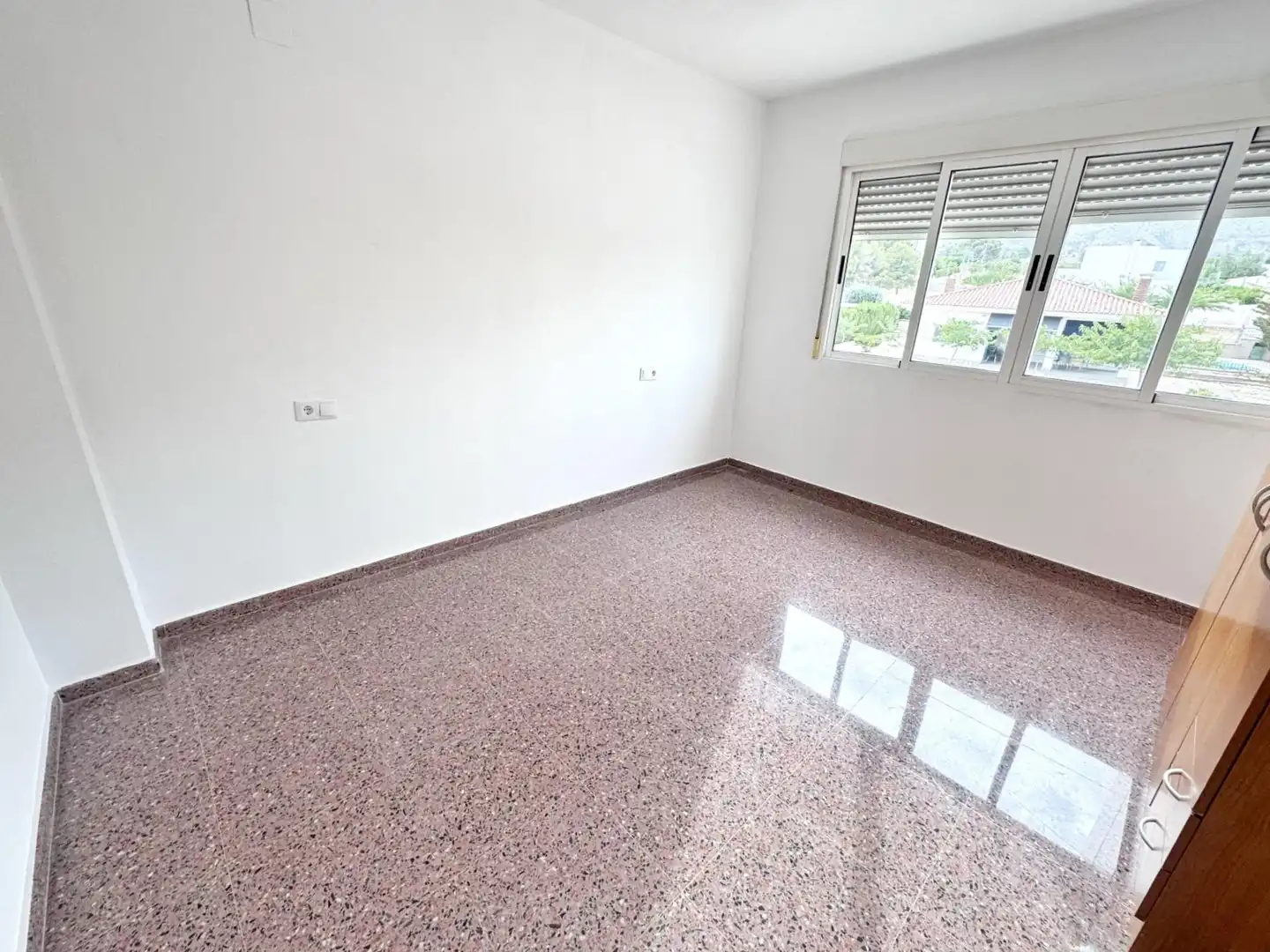 Habitación de Casa adosada en venta en Petrer con Jardín privado, Balcón y Piscina comunitaria
