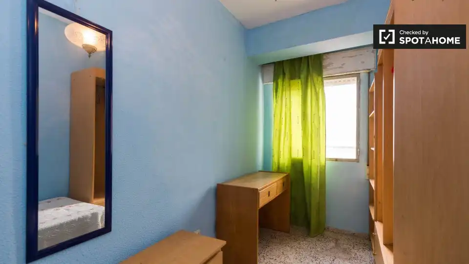 Bedroom of Flat for share in Granada  with Air Conditioner, Heating and Furnished
