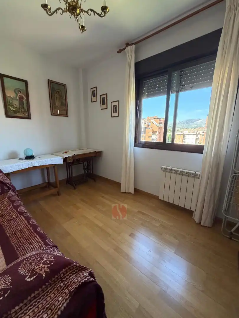 Habitación de Ático en venta en Granada con Calefacción, Parquet y Terraza