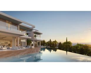 Vista exterior de Casa o xalet en venda en Estepona amb Aire condicionat, Jardí privat i Terrassa