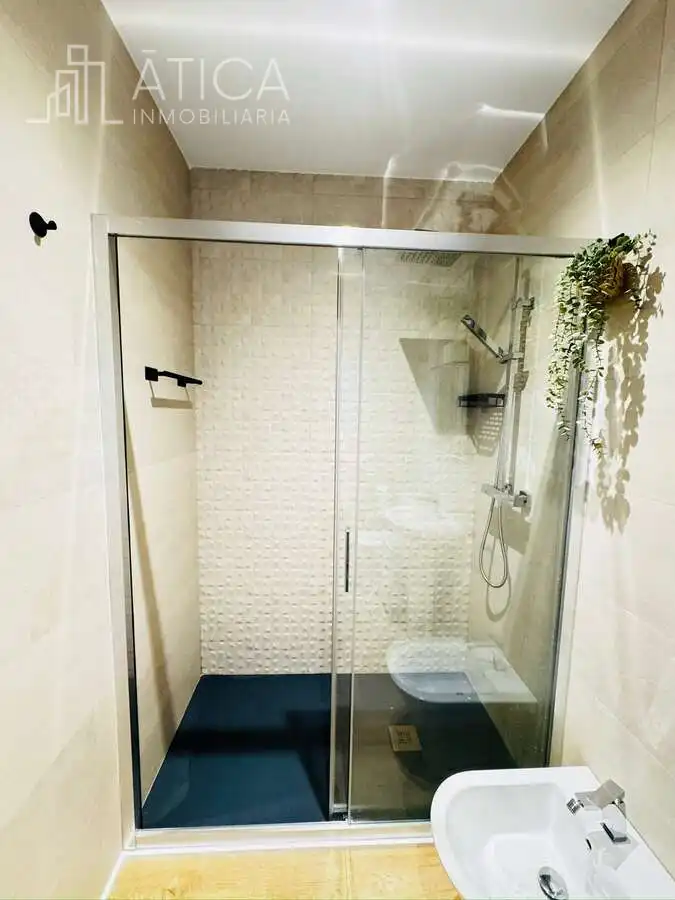 Bany de Apartament de lloguer en Salamanca amb Aire condicionat, Calefacció i Moblat