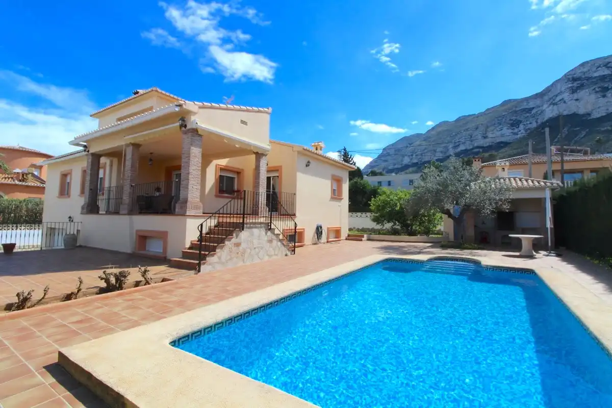 Chalet con piscina en venta en El Montgó