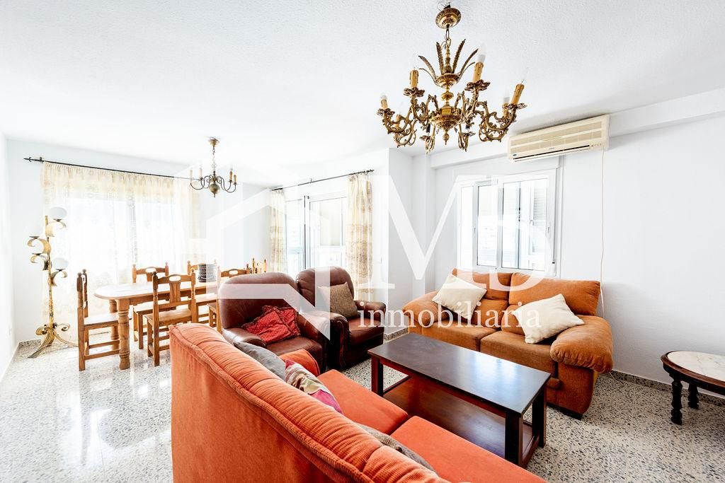 Living room of Flat for sale in Vélez-Málaga  with Air Conditioner, Terrace and Furnished
