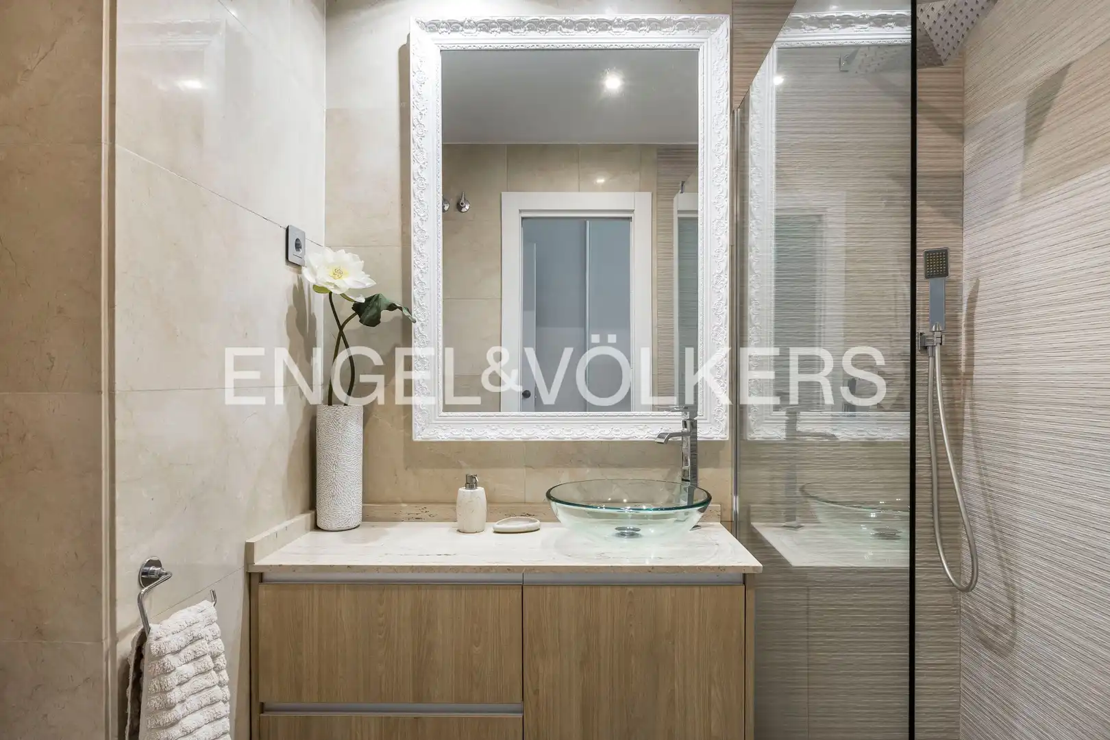 Bathroom of Flat for rent in Madrid  with Air Conditioner, Heating and Private garden
