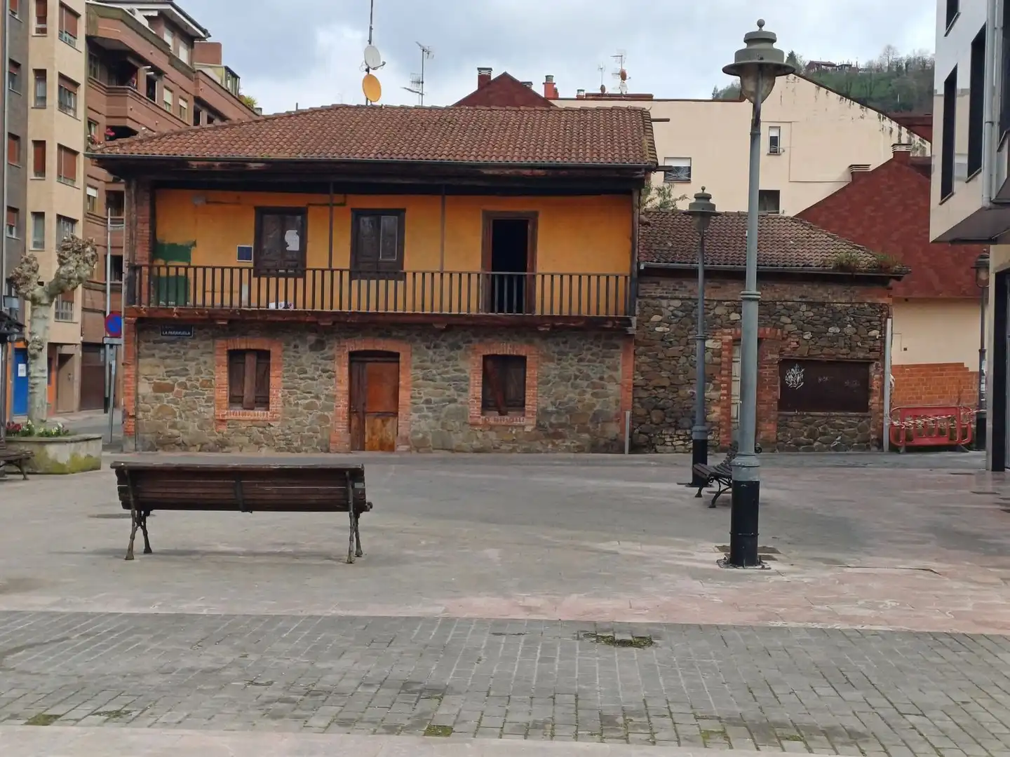 Vista exterior de Casa o xalet en venda en Mieres (Asturias) amb Terrassa i Piscina