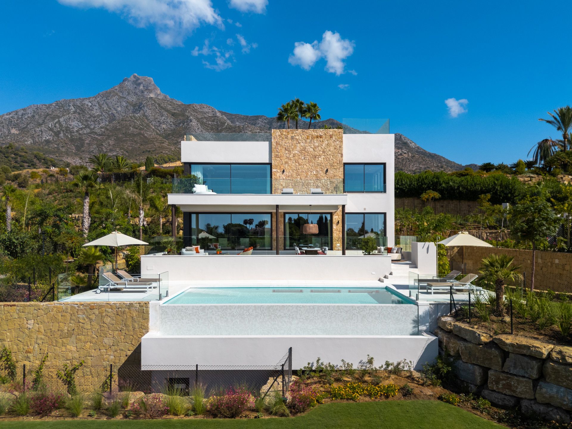 Exterior view of House or chalet for sale in Benahavís  with Air Conditioner, Private garden and Terrace