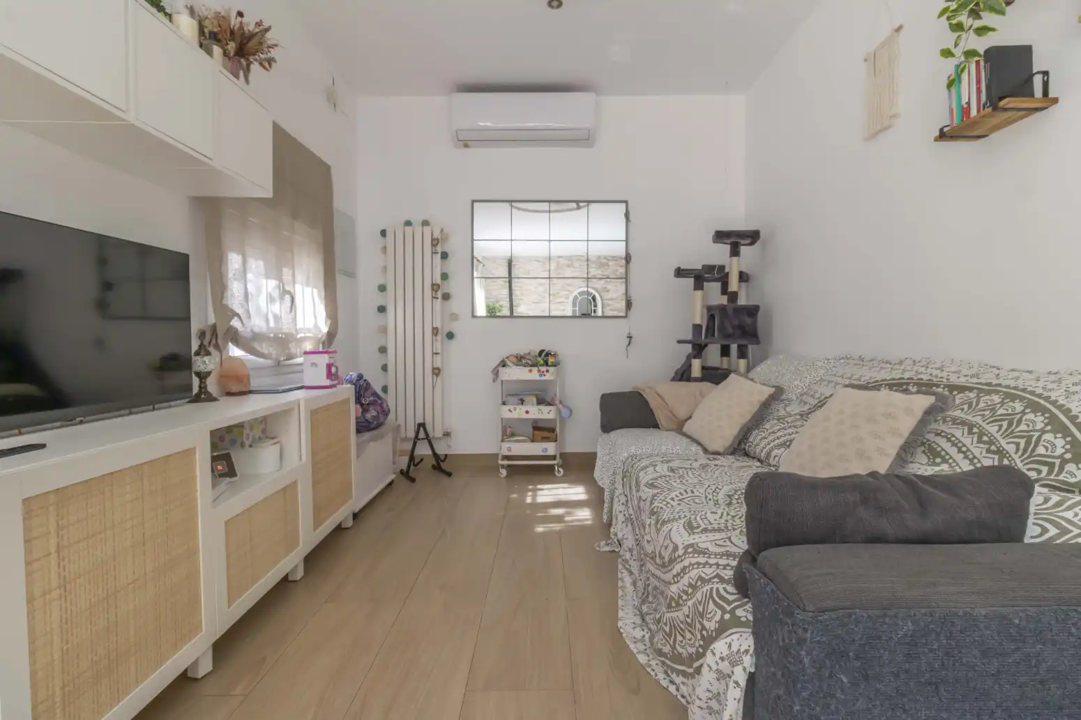 Sala de estar de Casa adosada en venta en Sevilla con Aire acondicionado, Trastero y Piscina