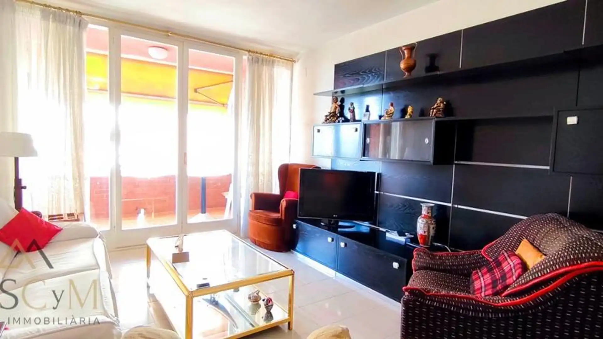 Sala d'estar de Pis en venda en Sant Joan Despí amb Jardí privat, Terrassa i Balcó