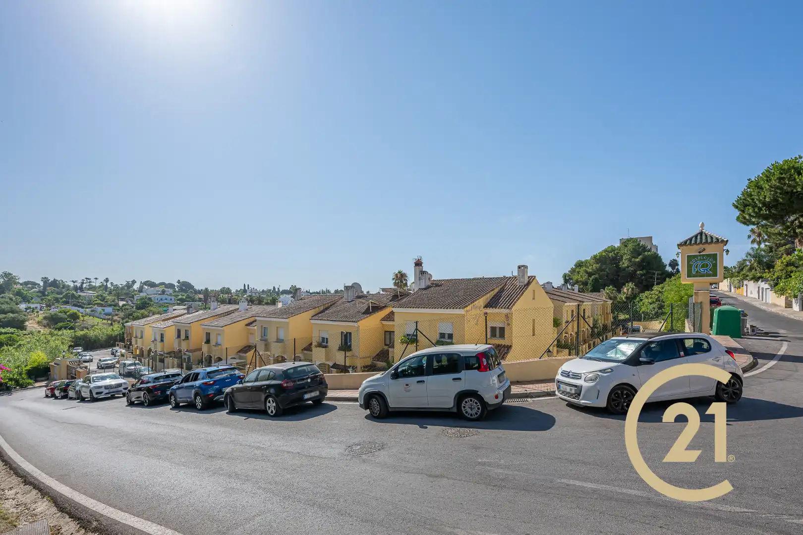 Vista exterior de Casa adosada en venda en Estepona amb Aire condicionat, Jardí privat i Terrassa