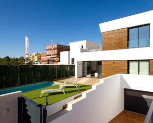 Vista exterior de Casa o xalet en venda en El Campello amb Aire condicionat, Jardí privat i Terrassa