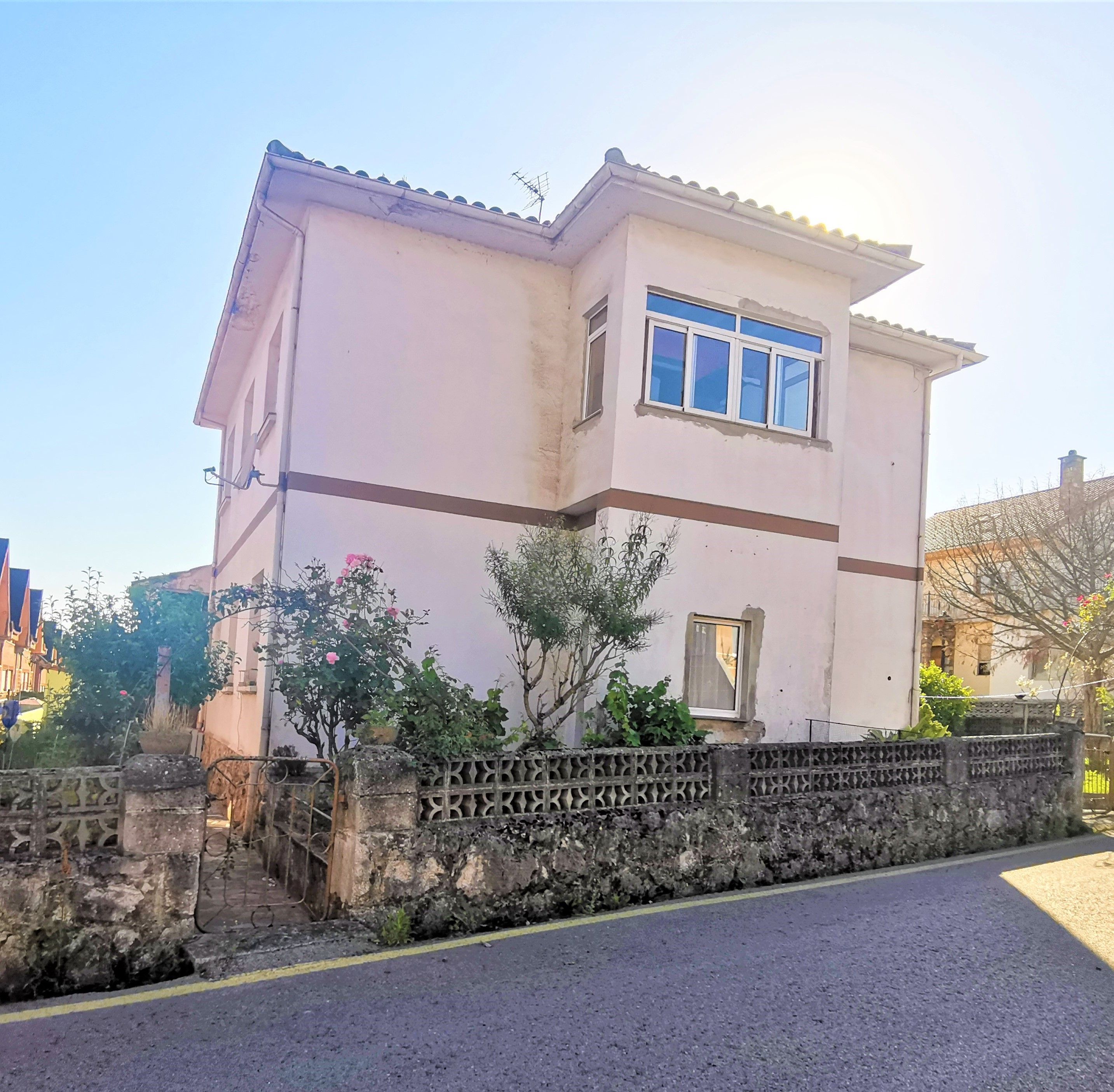 Vista exterior de Casa o xalet en venda en Camargo amb Jardí privat i Traster