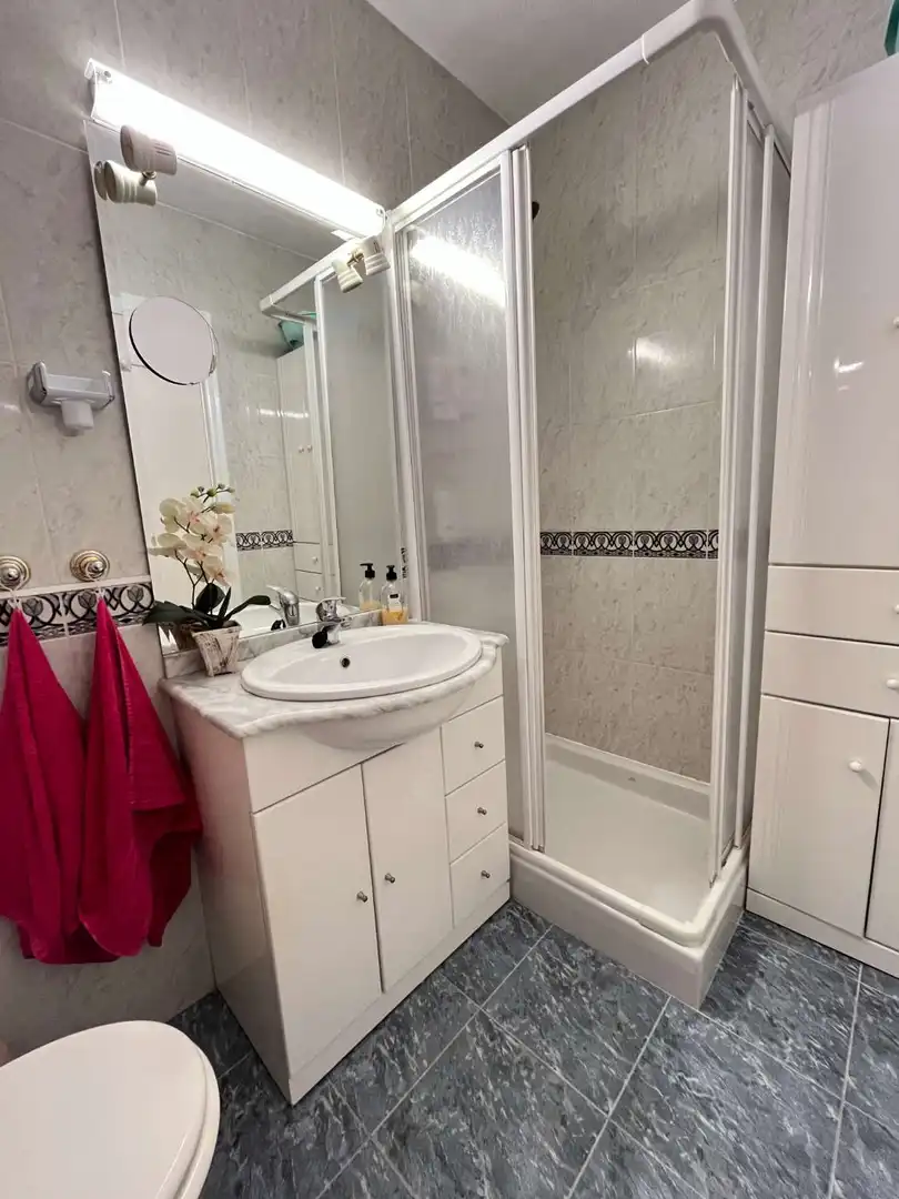 Badezimmer von Wohnungen zum Verkauf in Orihuela mit Klimaanlage, Heizung und Schwimmbad
