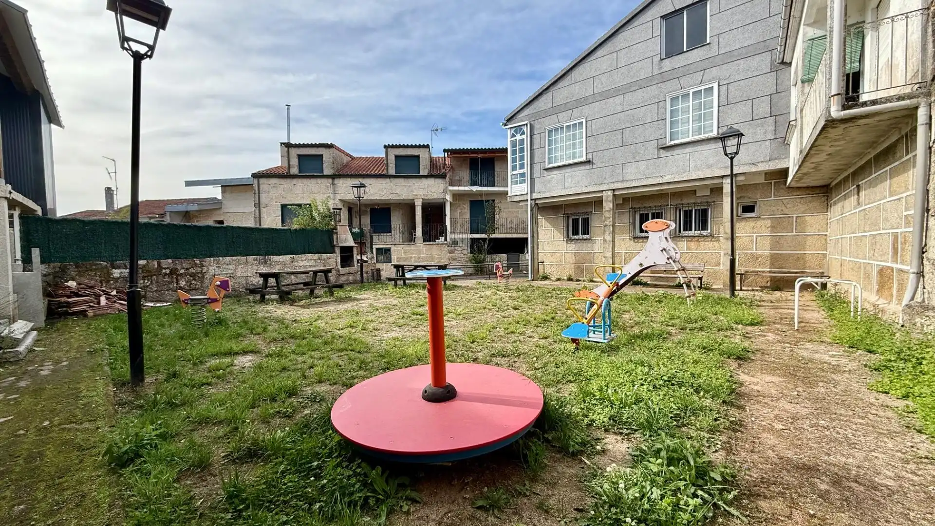 Vista exterior de Casa o xalet en venda en O Carballiño   amb Calefacció, Jardí privat i Terrassa