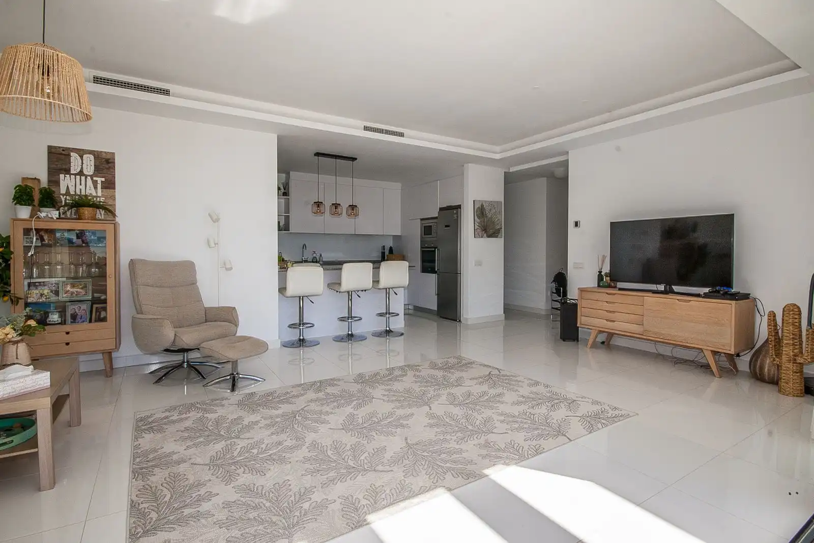 Sala d'estar de Apartament en venda en Estepona amb Aire condicionat, Traster i Piscina