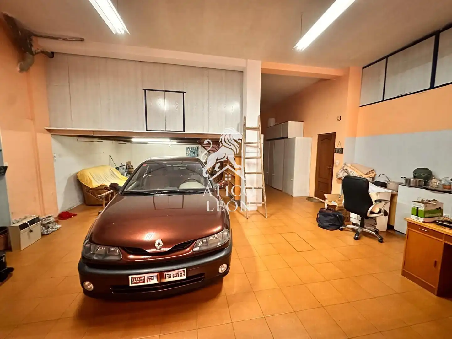 Parking de Casa o chalet en venta en León Capital  con Calefacción, Terraza y Trastero
