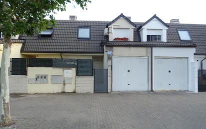 Exterior view of Single-family semi-detached for sale in Los Yébenes  with Air Conditioner, Heating and Private garden