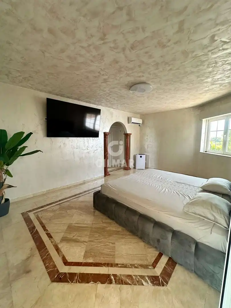 Dormitori de Casa o xalet en venda en Estepona amb Jardí privat i Piscina