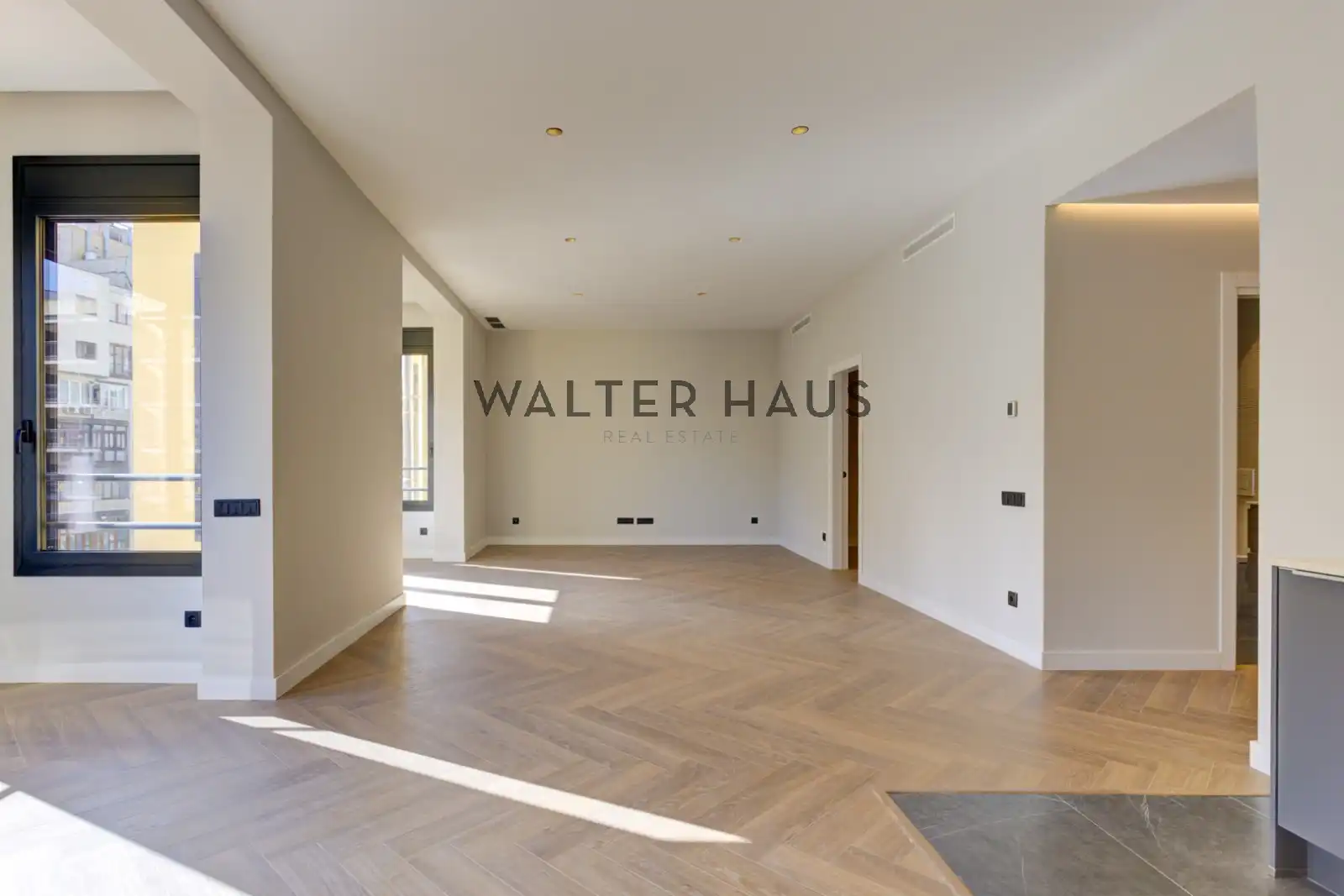 Flat for sale in Barcelona  with Air Conditioner, Heating and Oven